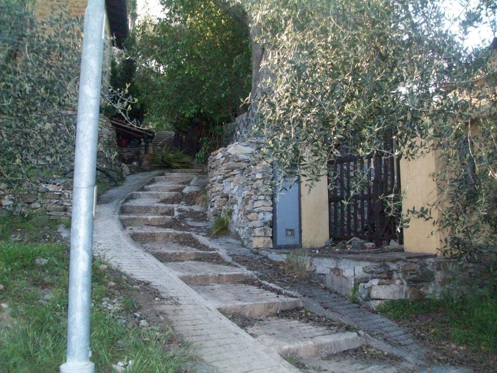 Piccolo Rifugio Nel Verde Chiusavecchia Exterior foto
